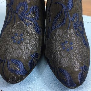 Bandolino Black Blue Brocade Boot Sz7.5 EUC K03